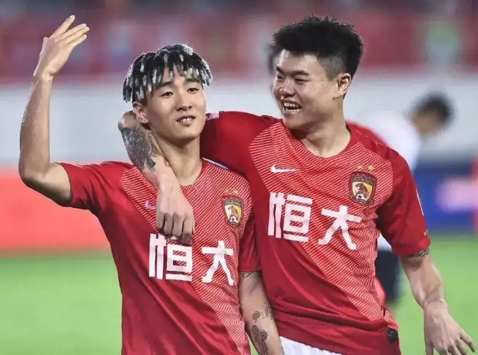 豪门球队争夺荣耀，壮士踢出风采的简单介绍
